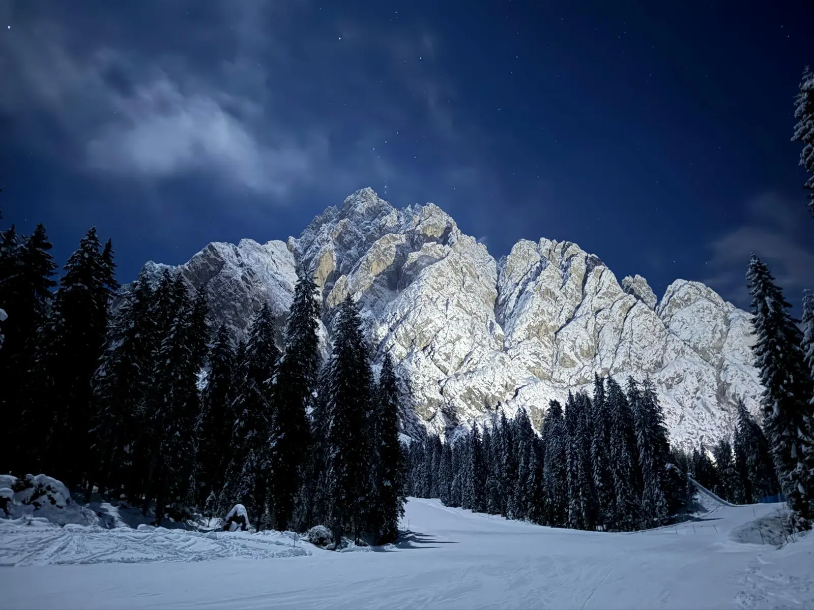 Il Monte Siera innevato sotto il cielo notturno