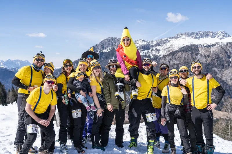 Un gruppo vestito da Minions alla Tocca il Ferro
